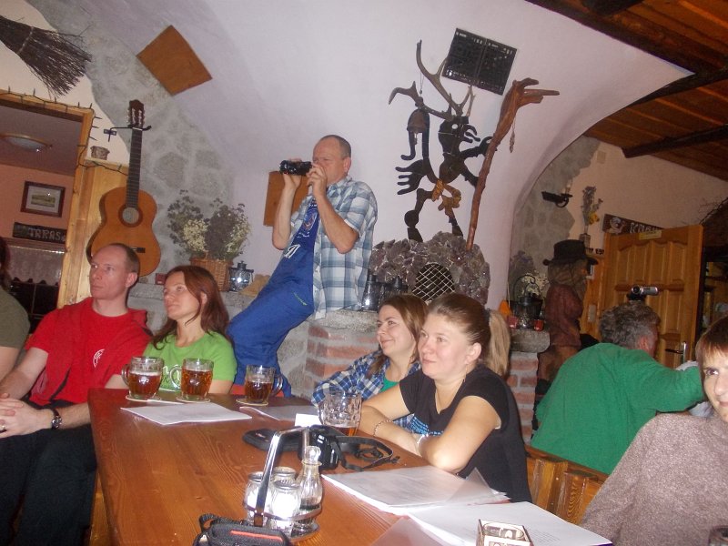 23.jpg - Zasłuchani klubowicze.