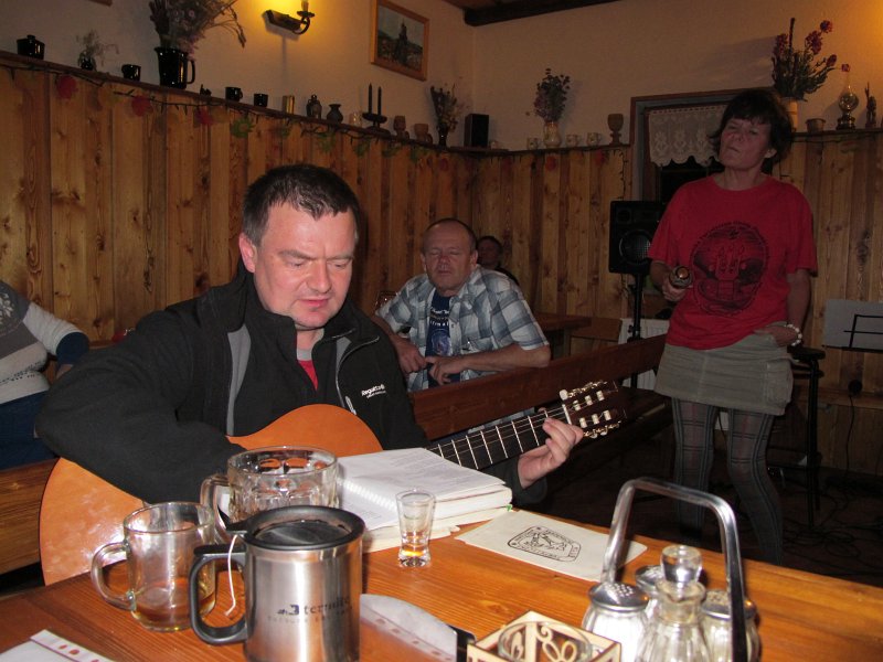25.jpg - Po koncercie dla odmiany zagrał nasz gospodarz Maciej.