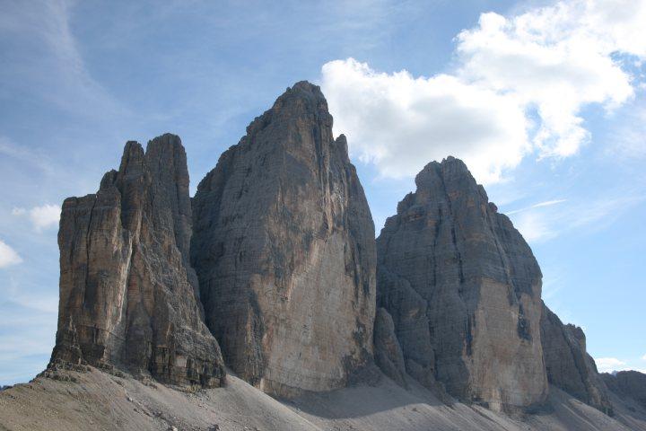 17.jpg - Z Rif. Locatelli widać Tre Cime di Lavaredo (2999 m) w całej swej pięknej okazałości.