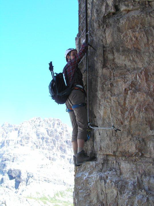 18.jpg - Przy okzaji zmierzymy się z via ferratą della Scalatte na szczyt Torre Toblin (2617 m). Ferrata nie jest długa, lecz dostarcza wielu emocji.
