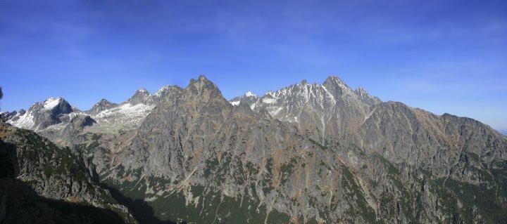 12.jpg - Na pierwszym planie Pośrednia Grań (Prostredny hrot 2441 m), dalej Łomnica (2634 m).