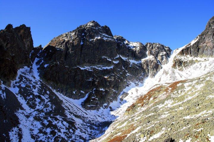 24.jpg - Mały Lodowy Szczyt (Siroka veza - 2461 m). Z lewej przełęcz Czerwona Ławka (Priecne sedlo), z prawej Lodowa Przełęcz (sedlo Sedielko).
