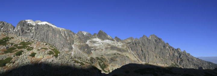 31.jpg - Od lewej: Jaworowy szczyt (2417 m), Ostry (2367 m) i Lodowa Kopa z tyłu (Maly Ladovy stit 2627 m), Mały Lodowy (Siroka veza 2461 m), Czerwona Ławka, Spąga (Priecna veza), Sokola Turnia, Żółty szczyt (Zlta veza 2385 m), Pośrednia Grań (Prostredny hrot - 2441 m).