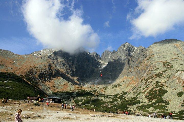 36.jpg - Łomnica (2634 m) w chmurach, z prawej Kieżmarski szczyt (2558 m).