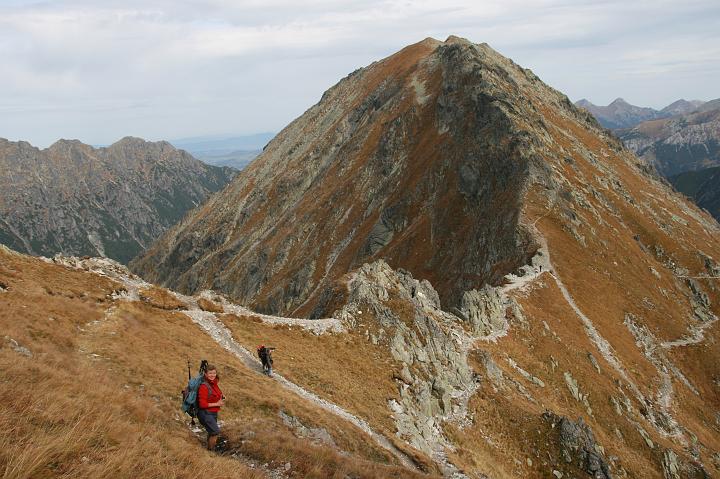 42.jpg - Schodzimy do Szpiglasowej Przełęczy i mamy widok na Miedziane (2233m).