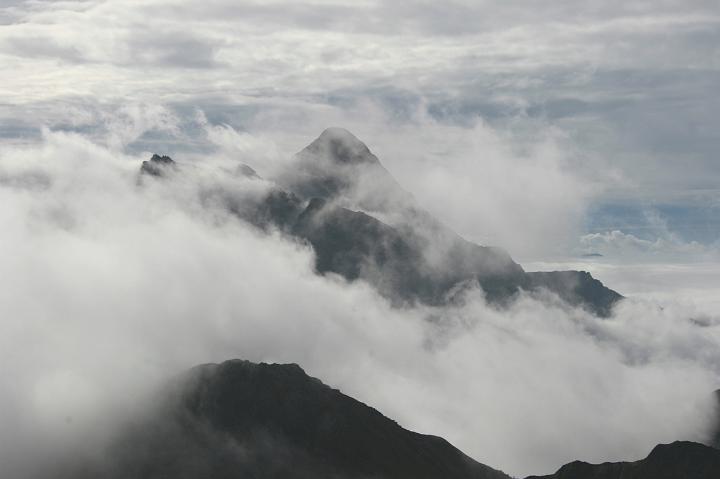 51.jpg - Krywań (2494m) wyłania się z chmur.