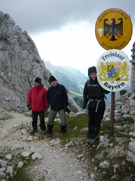 24.jpg - Schronisko leży na grani Alp i na …granicy.