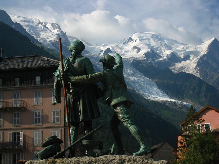 03.jpg - Chamonix, pomnik pierwszych zdobywców Mont Blanc.