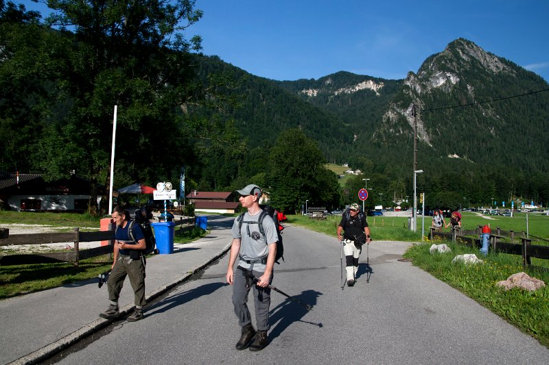 01.jpg - Skoro świt wyruszamy z parkingu w Königssee.