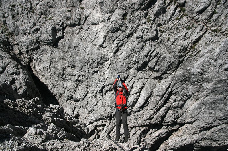 66.jpg - Największa atrakcja ferraty - tyrolka „Flying fox” rozwieszona kilkanaście metrów nad i pomiędzy skałami.