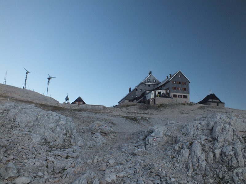 042.jpg - Schronisko Triglavski dom (2315m).