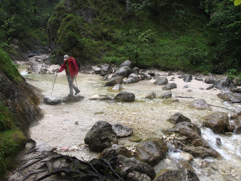 009.jpg - Markowi udało się przejść po śliskich kamieniach.