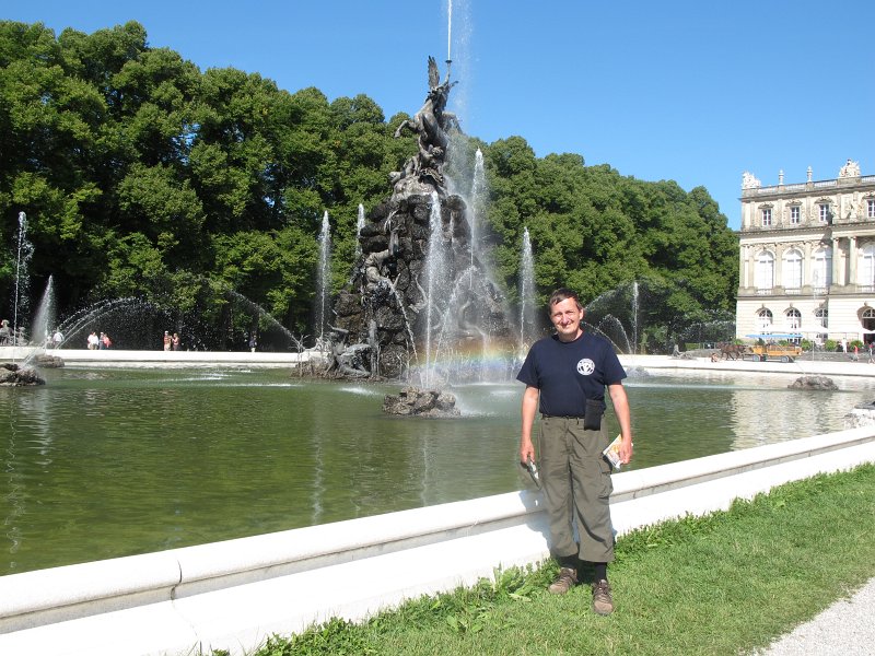 055.jpg - Sławek przy fontannie w rezydencji króla Ludwika II Bawarskiego.