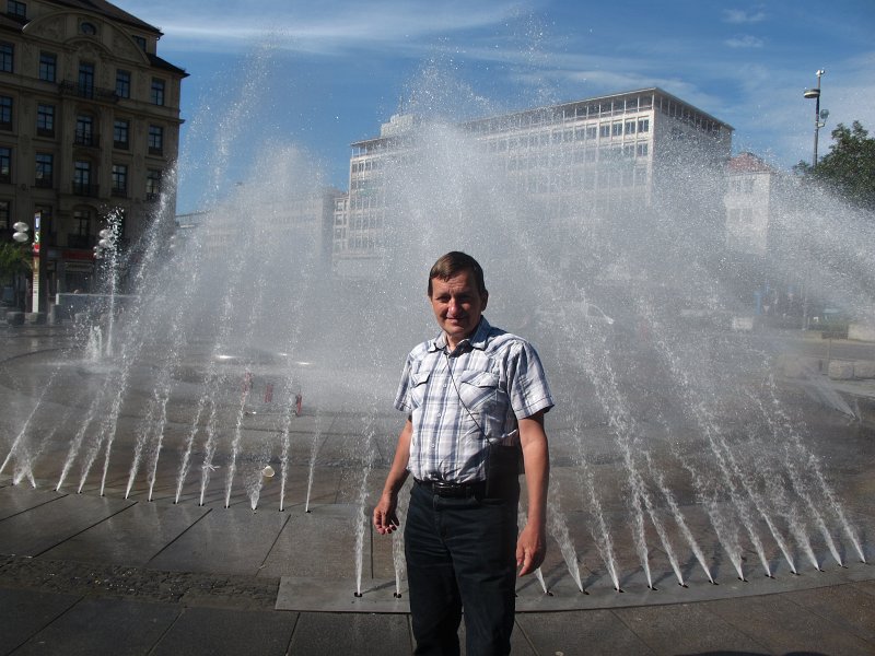 076.jpg - Sławek przy fontannie w Monachium.