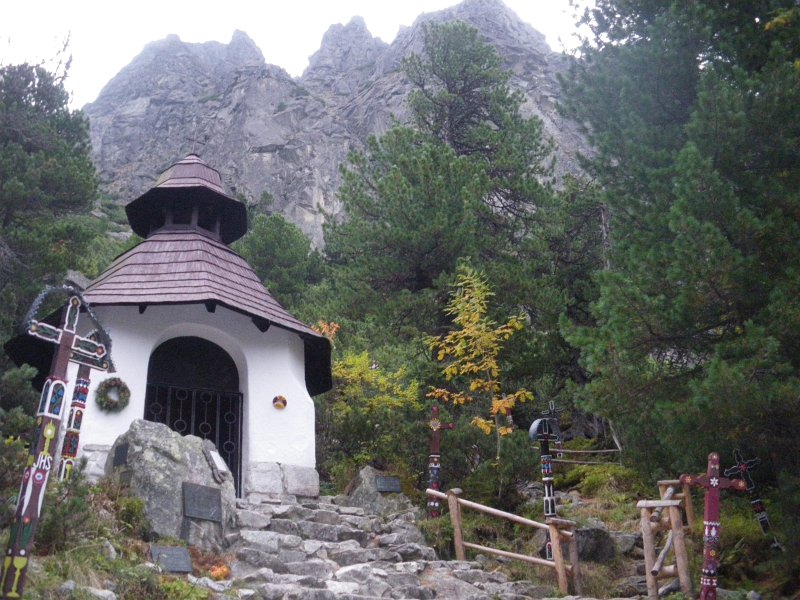 10.jpg - Kapliczka na symbolicznym cmentarzu.