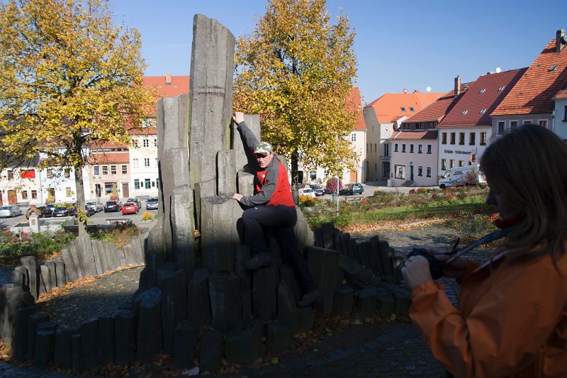 02.jpg - Piotrek na pomniku z bazaltowej skały.