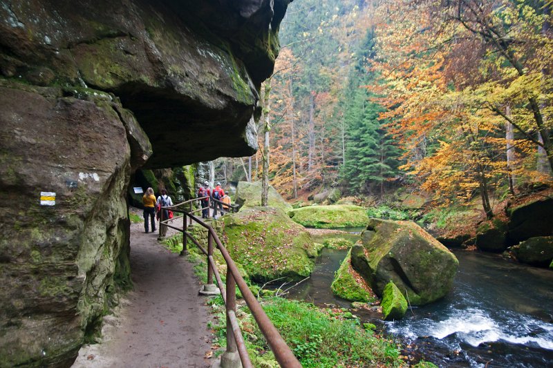 37.jpg - Droga wiedzie wśród skał i tuneli wzdłuż rzeki Kamenicy.