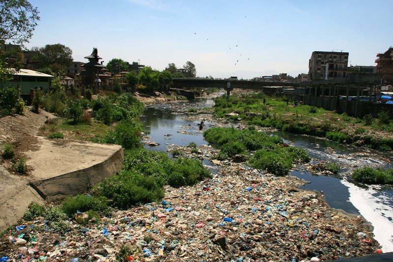 022.jpg - Zaśmiecona rzeka w Kathmandu.