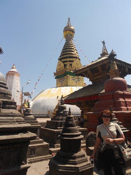 026.jpg - Wokół stupy liczne świątynki.