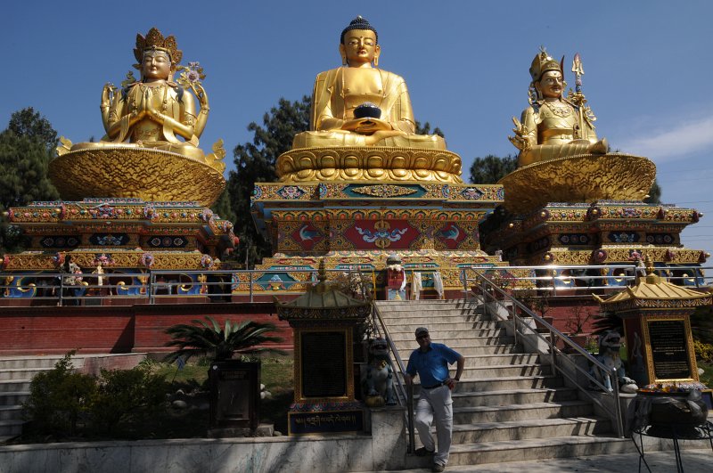 032.jpg - Kathmandu - Posąg Buddy, Guru Rinpocze i Bodhisatvy.