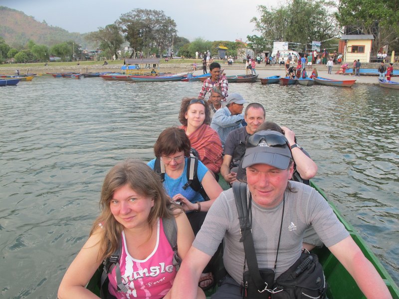 033.jpg - Płyniemy łodzią po jeziorze Phewa Tal w Pokharze.