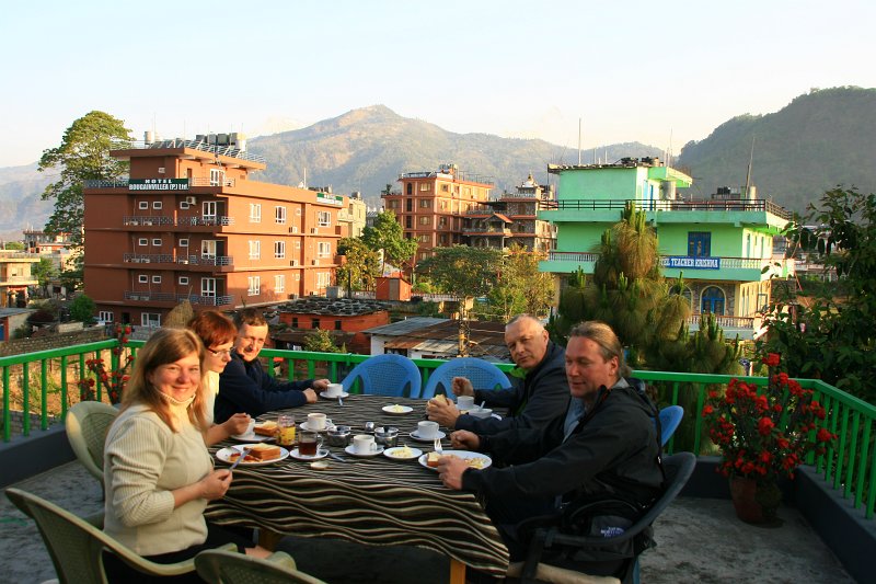 036.jpg - Pokhara – śniadanie na tarasie z widokiem na Himalaje.