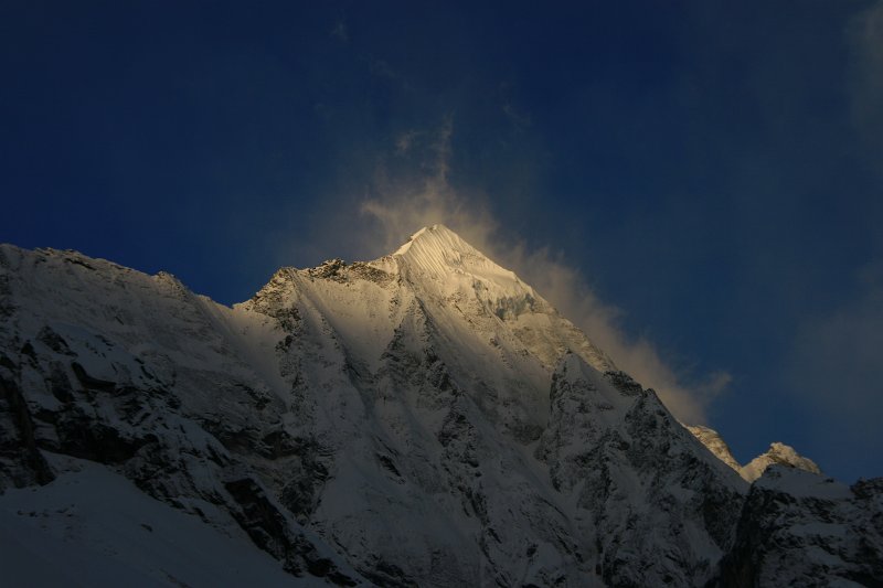 066.jpg - Wschód słońca rozświetla szczyt Hiunchulli (6441 m).