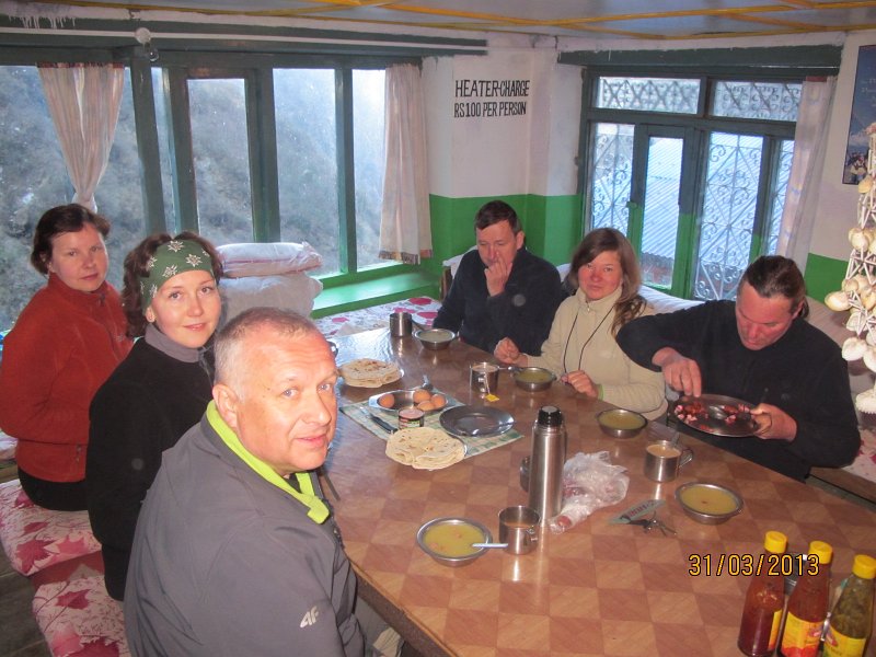 082.jpg - Śniadanie Wielkanocne w Himalajach (żurek zastąpiła zupa czosnkowa).