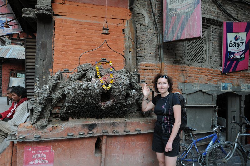 104.jpg - Kawałek drewna pokryty monetami, będącymi darami dla boga „od bólu zębów".