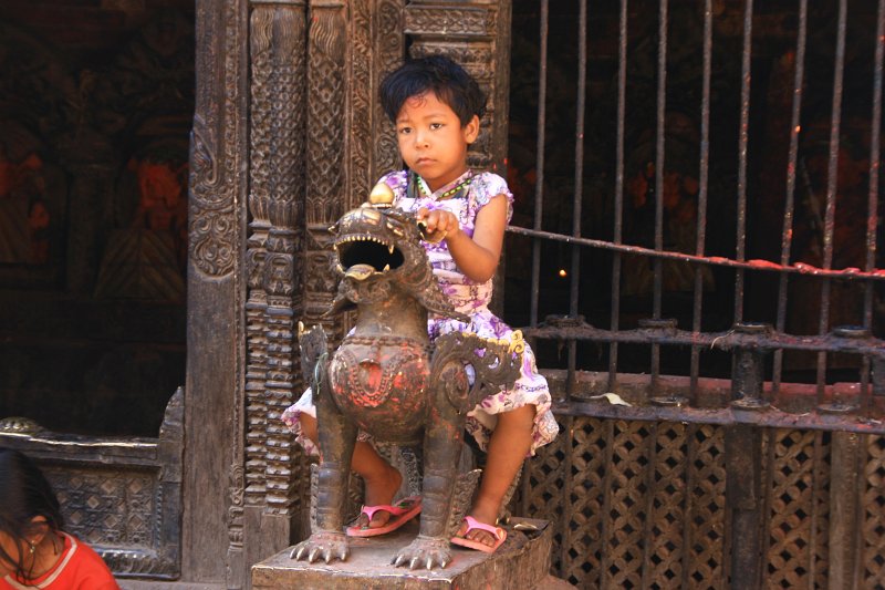 110.jpg - Na każdym podwórku znajdują się świątynki, nie ma placów zabaw.