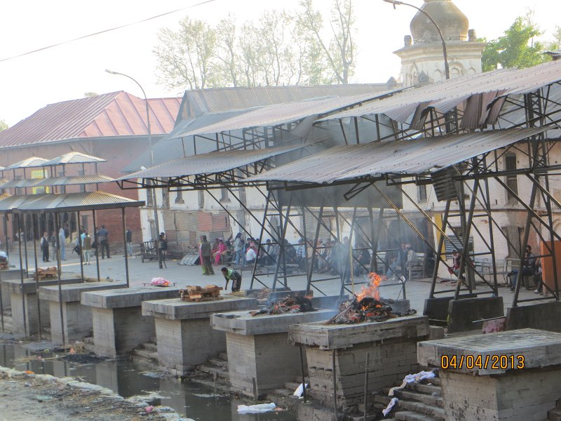 136.jpg - Pasupatinath nad świętą rzeką Bagmati - miejsce kremacji zwłok.