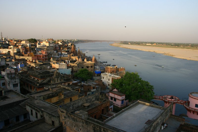 155.jpg - Z tarasu naszego hotelu mieliśmy wspaniały widok na Ganges.