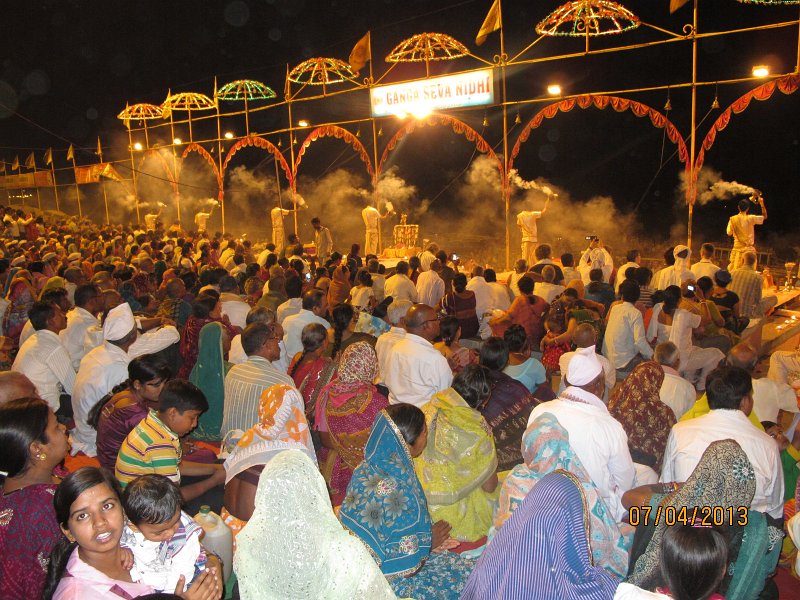 157.jpg - Wieczorna pudża – modlitwa prowadzona przez braminów nad Gangesem.