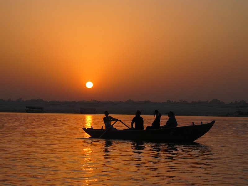 163.jpg - Podziwialiśmy wschód słońca nad Gangesem.