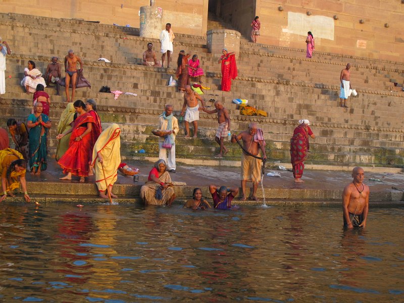 165.jpg - Waranasi jest znane z rytualnych kąpieli w świętej rzece Ganges.