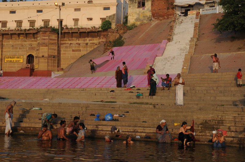166.jpg - Ghaty to schody do rzeki ciągnące się wzdłuż brzegów Gangesu.