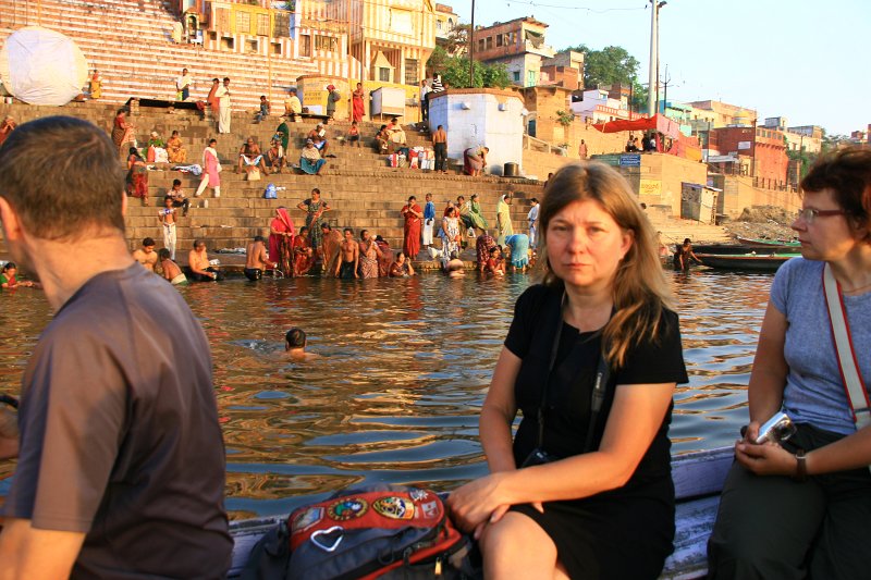 168.jpg - Hindusi wierzą, że kąpiel w Gangesie oczyszcza z grzechów.