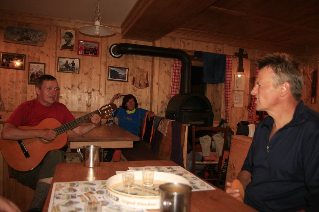 41.jpg - W przytulnej atmosferze schroniska Carducci czekamy na ładną pogodę.