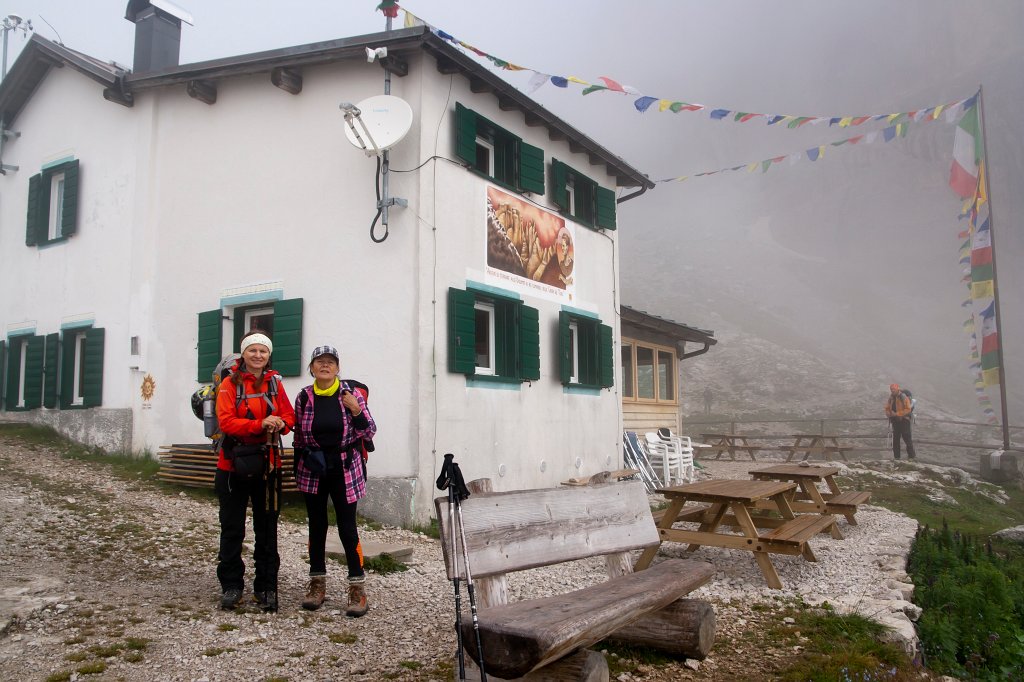 43.jpg - Przed schroniskiem Carducci.