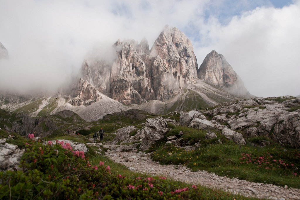73.jpg - Ostatni widok na masyw Croda Rossa di Sesto. Za chwilę utonie w chmurach.