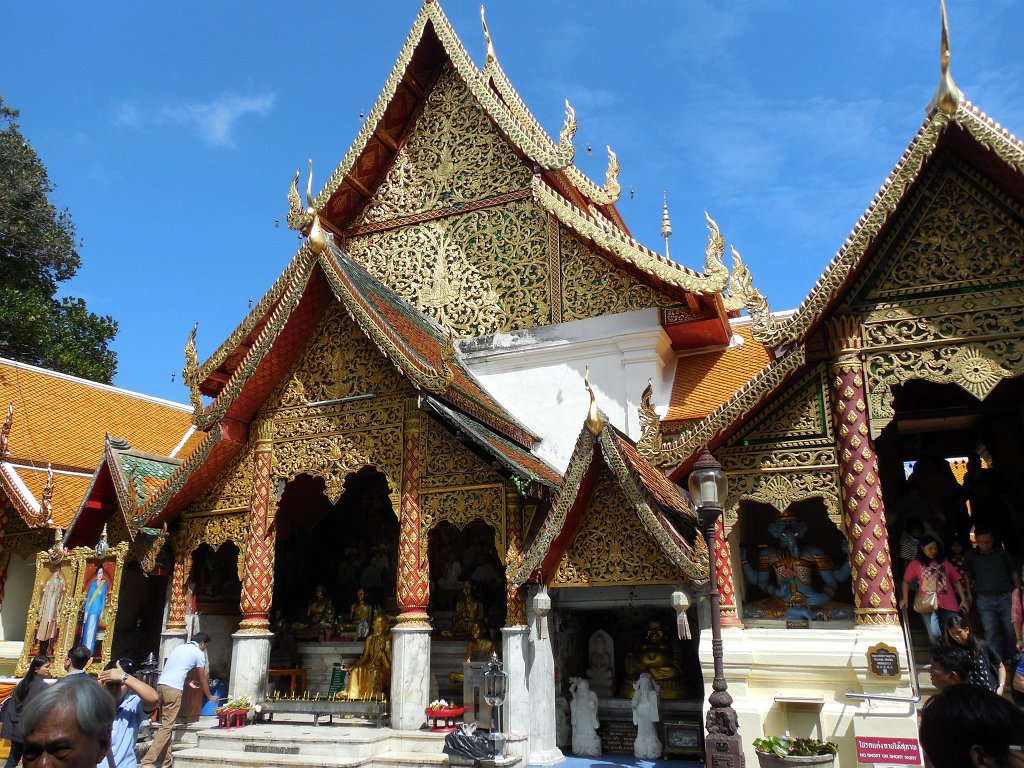017.jpg - Świątynia Wat Phra That – ważne miejsce pielgrzymkowe z piękna panoramą okolicy oraz Chiang Mai.