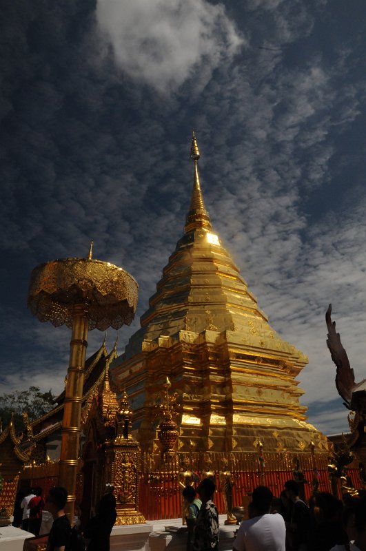 018.jpg - Golden parasol, świątyni buddyjskiej w Chiang Mai.