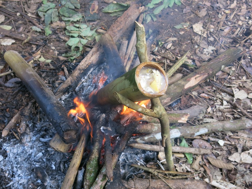 071.jpg - Naczynie do gotowania zupy z bambusa oraz zastawę stołową wykonano w trakcie przygotowywania obiadu.