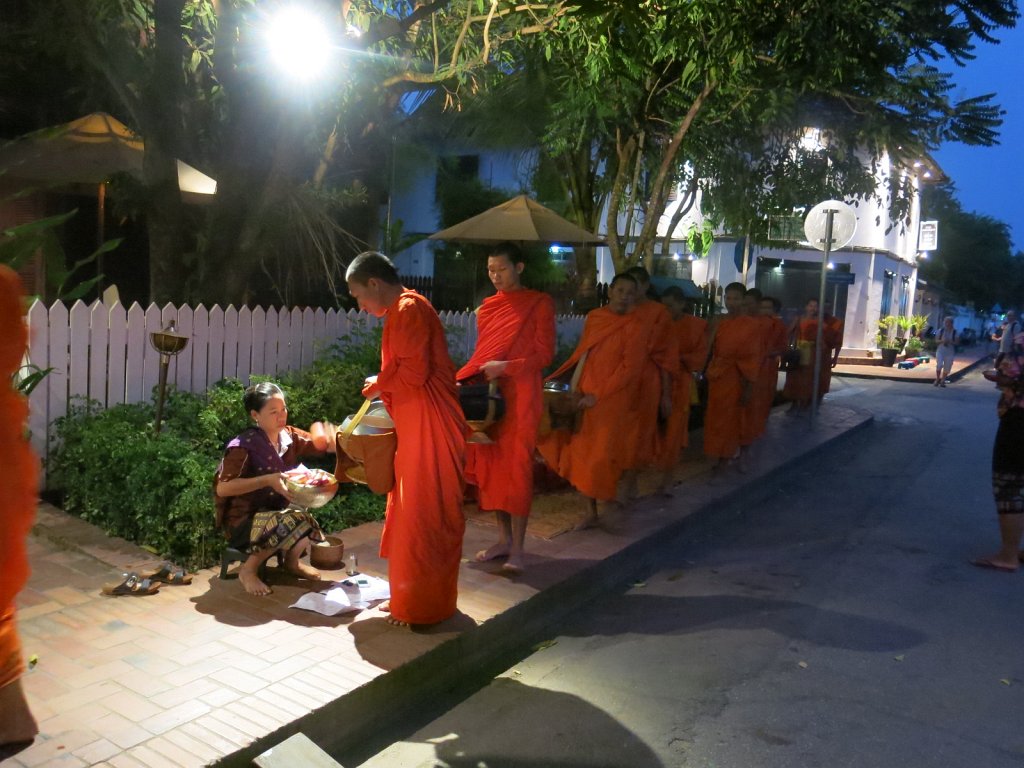 125.jpg - Codziennie o godzinie 5.00 w Luang Prabang odbywa się karmienie mnichów.