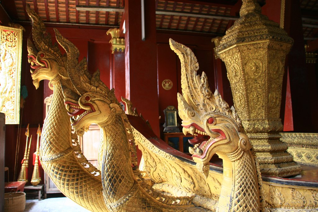 142.jpg - Uroczysta barka we wnętrzu kaplicy pogrzebowej Wat Xieng Thong.