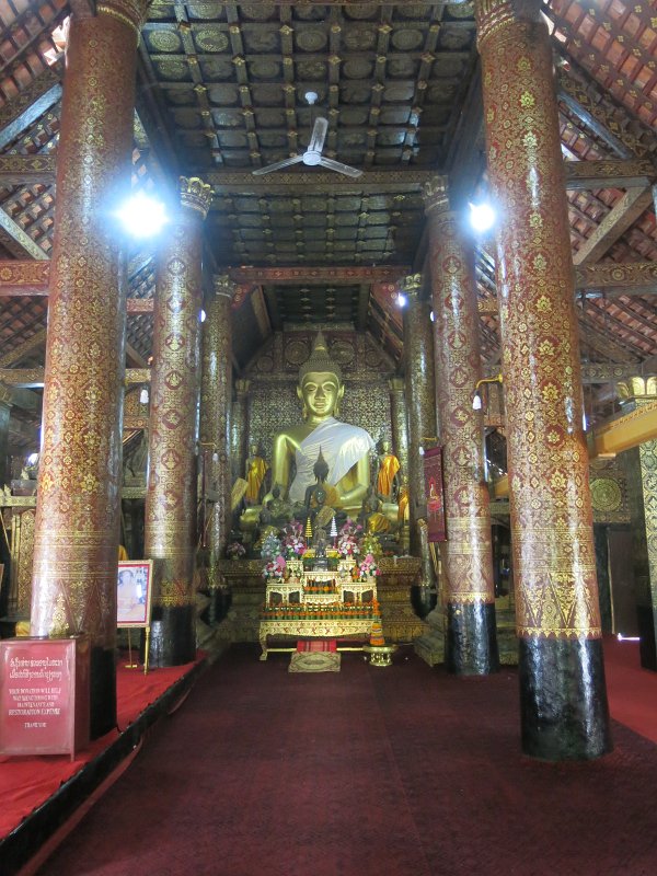 143.jpg - Wnętrze Wat Xieng Thong z posągiem Buddy.