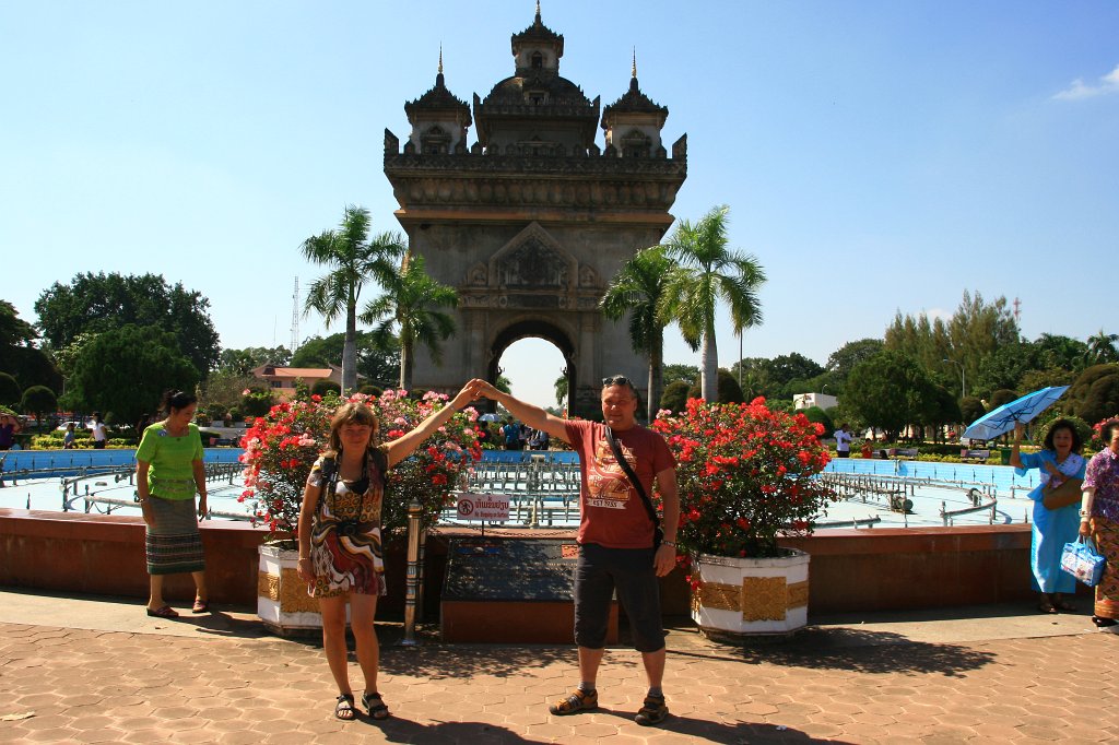 160.jpg - Brama Patuxai w Vientiane.