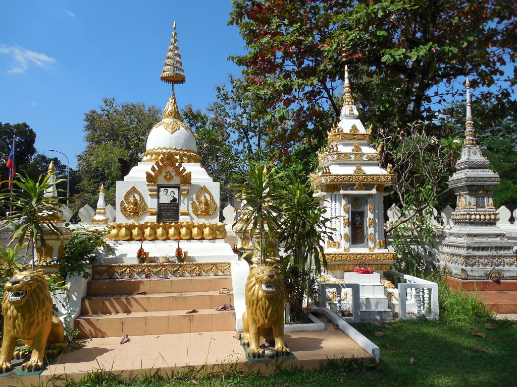 164.jpg - Grobowce rodzinne w kompleksie świątyni Wat Sisaket.