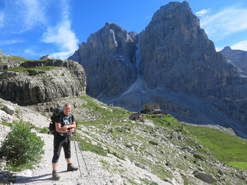 06.jpg - Już widać nasz cel schronisko Brentei.