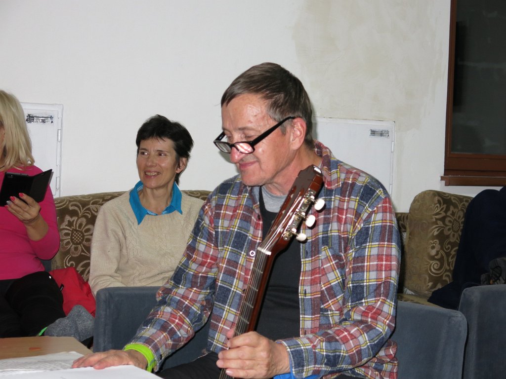 45.jpg - Wieczorami była gitara.